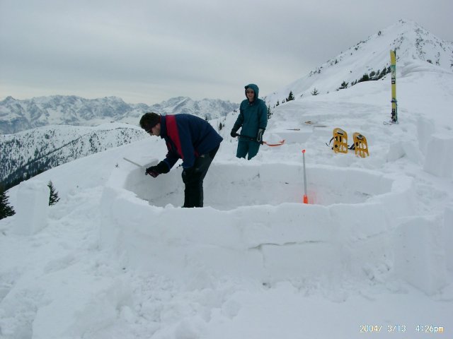 Iglu im Bau